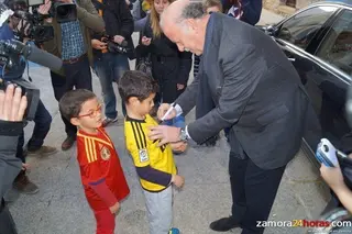 La humildad de Vicente del Bosque cautiva a cuatrocientos zamoranos