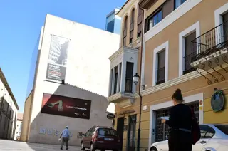 Turista etnografico soleado despejado tiempo meteo