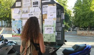 Una joven buscando piso. Europa Press. Archivo