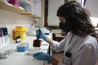La veterinaria Esther Hevia en su laboratorio