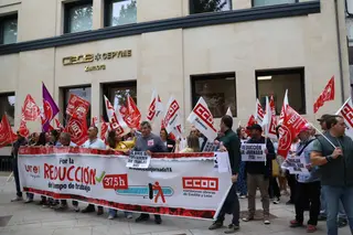 Concentración de los sindicatos por la reducción de jornada (7).JPG | C. G. R.