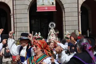 La Virgen de la Concha en la Plaza Mayor tras recibir las ofrendas