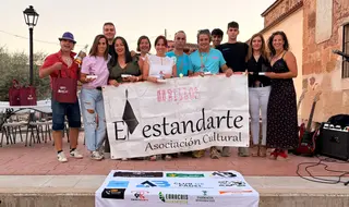 Organizadores del evento y ganadores tras la entrega de premios