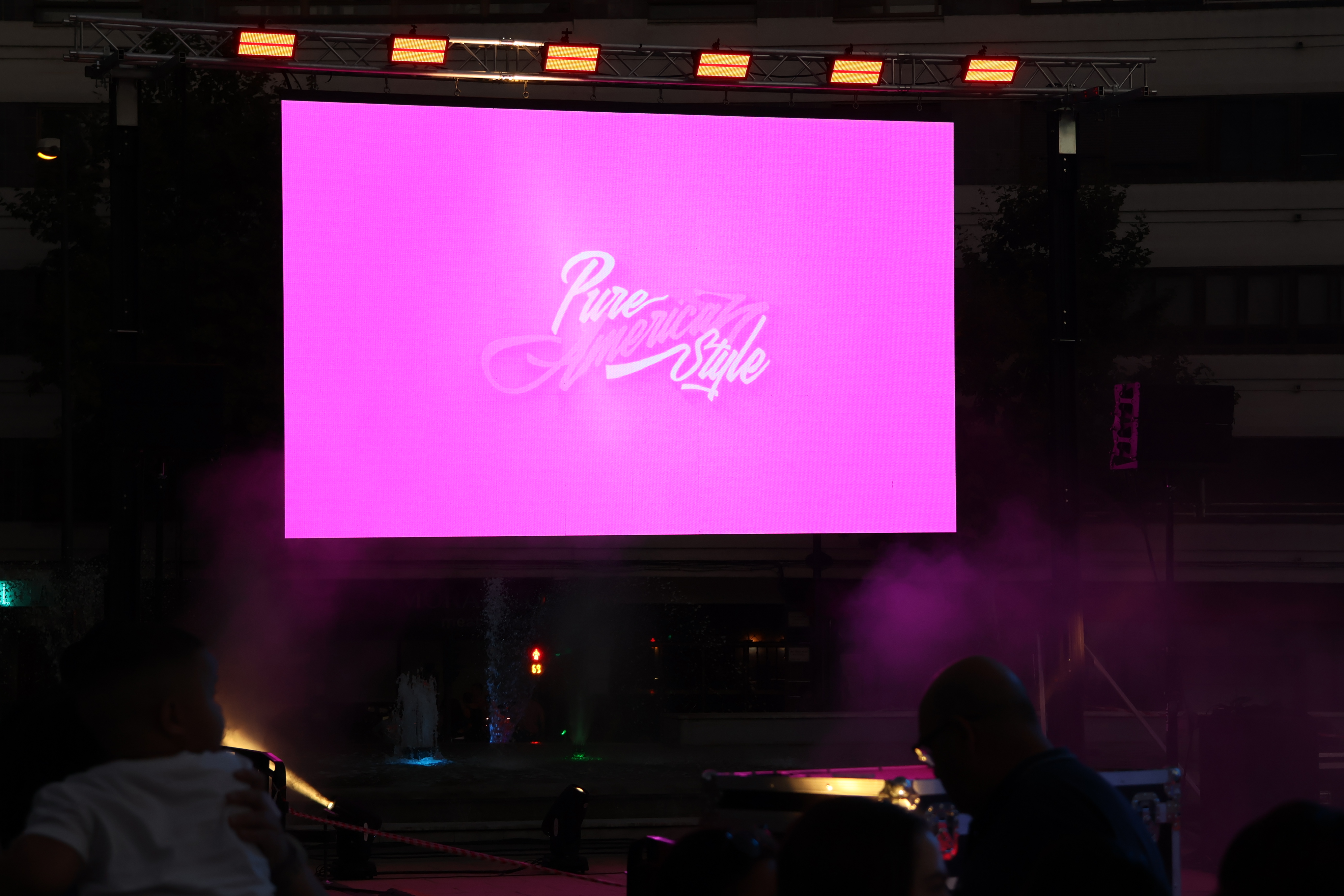 El logo del 'Pure American Style' en la gran pantalla colocada para la ocasi&oacute;n