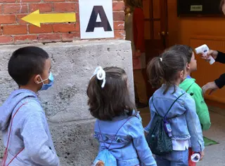 Niños a la entrada del colegio