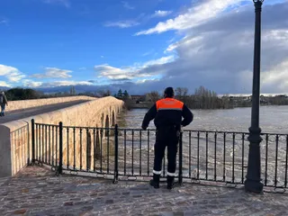 Personal de Protección Civil ante la crecida del río Duero en Zamora