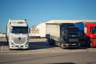 Camiones en un área de servicio.