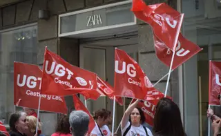 Concentración frente a una de las principales tiendas del sector textil en Zamora