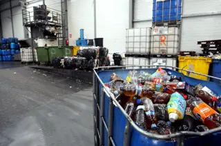 Miriam Chacón. ICAL. Envases llenos de aceite procedentes de los contenedores de reciclaje doméstico que serán reciclados en Reciner