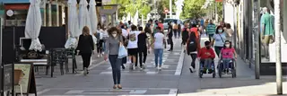 Personas pasean por Santa Clara