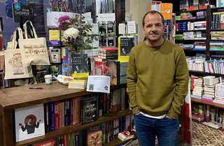 Ángel Martín posa junto a su libro en la librería Semuret de la capital