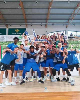 El Caja Rural CB Zamora celebra su victoria ante el Clínica Ponferrada con una foto de familia. Caja Rural CB Zamora.