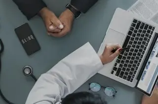 Médico con un paciente.