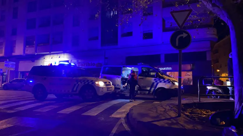 Agentes toman declaración al conductor del vehículo