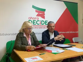 Teresa López y Manuel Fuentes, del grupo Ahora Decide, durante la rueda de prensa