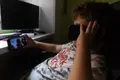 Un niño usa el teléfono móvil y una tablet. Europa Press. Archivo