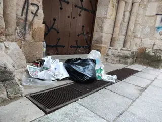 Basura a las puertas de la iglesia de San Esteban esta mañana