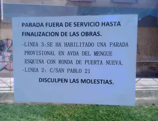 Cartel en la marquesina del autobús