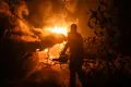 Una persona trabaja en la extinción del incendio en el Valle del Tiétar, al sur de Ávila | César Vallejo (EP)