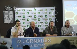 La apicultura se reivindica en La Alhóndiga