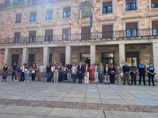 Distintas autoridades guardan un minuto de silencio este viernes en Zamora