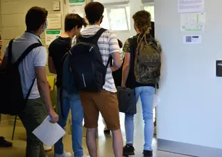 Estudiantes esperan para entrar en un aula .Archivo