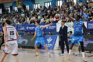 Jugadores del CB Zamora y Saulo Hernández en un partido de la temporada pasada