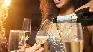 Una persona sirve cava. OCU
