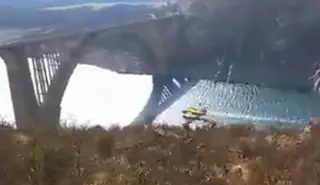 El momento en el que la avioneta pasa por debajo del viaducto