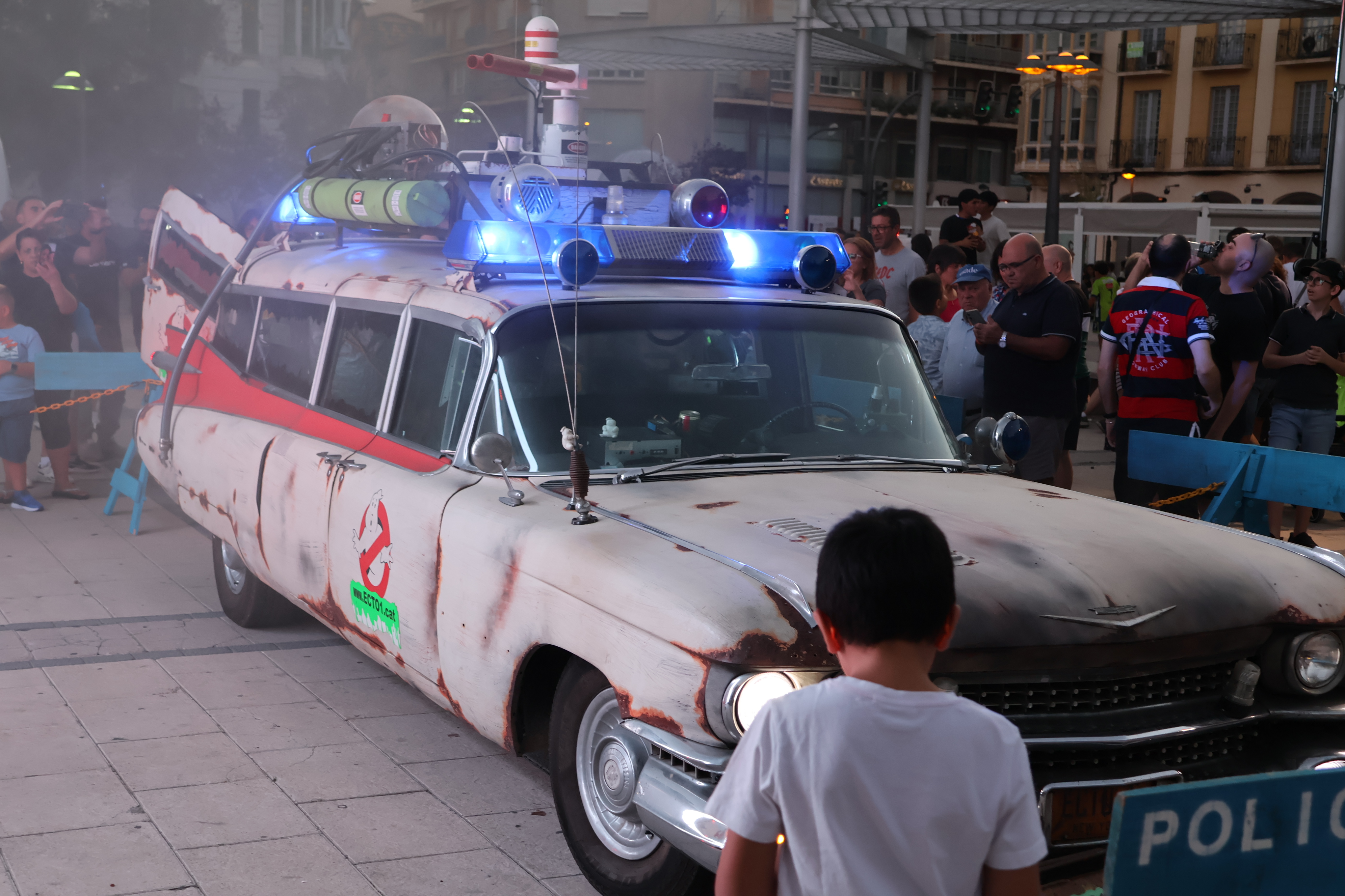 El coche de Los Cazafantasmas llam&oacute; la atenci&oacute;n de los presentes