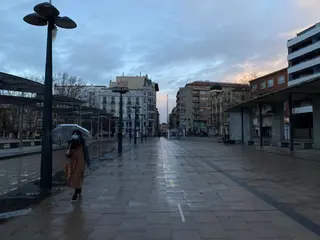 Una mujer pasea bajo la lluvia
