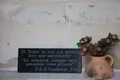 Flores de hierro realizadas por el escultor yuna placa de su taller encima de sus cenizas