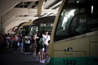 Varias personas esperan a subir a su autobús. EP