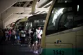 Varias personas esperan a subir a su autobús. EP