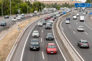 Varios vehículos en la autovía. Carlos Luján - Europa Press - Archivo