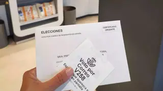 Una persona votando por correo EP