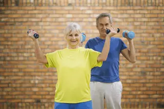 Una pareja mayor entrenando fuerza. Reunión del programa de entrenamiento de IKIGAI55.
