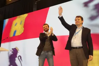 Alfonso Fernández Mañueco con Pablo Casado en la clausura del XIV Congreso