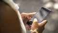 Un adolescente consulta su móvil