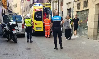 Ambulancia y Policía Municipal en la calle Pelayo este miércoles