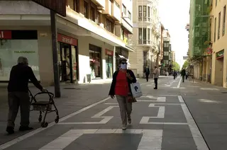 Gente paseando con mascarilla