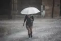 Una persona camina con un paraguas bajo la lluvia Rober Solsona Europa Press Archivo