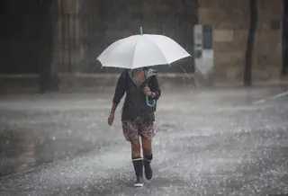 Una persona camina con un paraguas bajo la lluvia Rober Solsona Europa Press Archivo