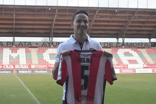 Álvaro Molina posa con su camiseta