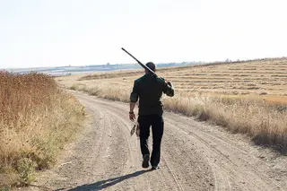 Un cazador acude a su puesto.