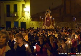 Los zamoranos acompañan a la Virgen de la Concha en el Rosario de Luz