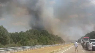 Corte de la autovía por el incendio en Sanabria. Foto Rafa Lorenzo