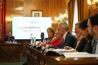Imagen del grupo socialista en la bancada de la oposición durante el pleno del mes de abril 