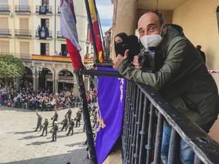 José Luis Leal en el balcón del edificio de la Policía Local la Semana Santa de 2022 Foto: María Lorenzo