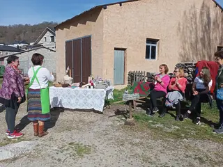 Vecinas de Porto tejiendo
